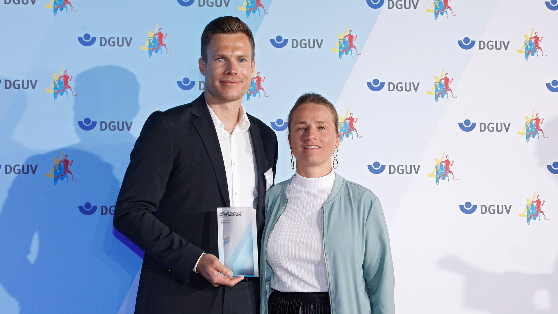 DOSB-Vizepräsidentin Verena Bentele gratuliert dem Sonderpreisträger des German Paralympic Media Award 2023 Markus Rehm
